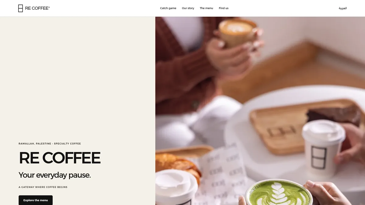 لقطة للصفحة الرئيسية لموقع RE COFFEE تعرض مقدمة المقهى وصور القهوة
